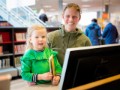 Moeder en kind bij balie Houten